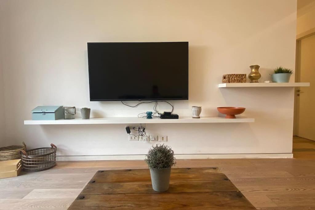 Laura Compound- Authentic 1 Bedroom Charming & Specious Tel Aviv Luaran gambar