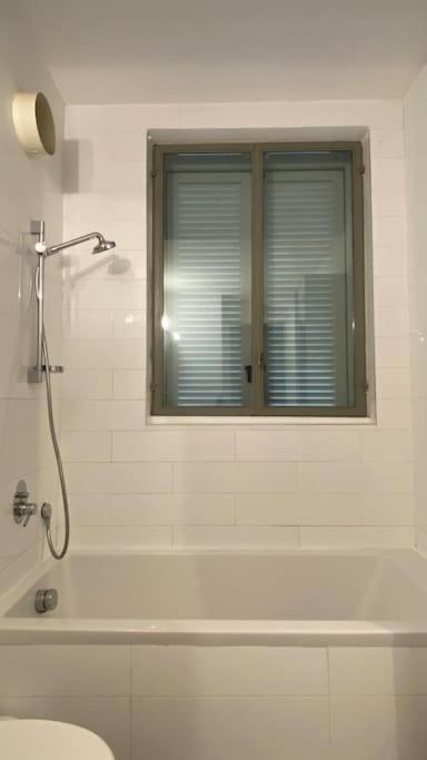 Laura Compound- Authentic 1 Bedroom Charming & Specious Tel Aviv Luaran gambar